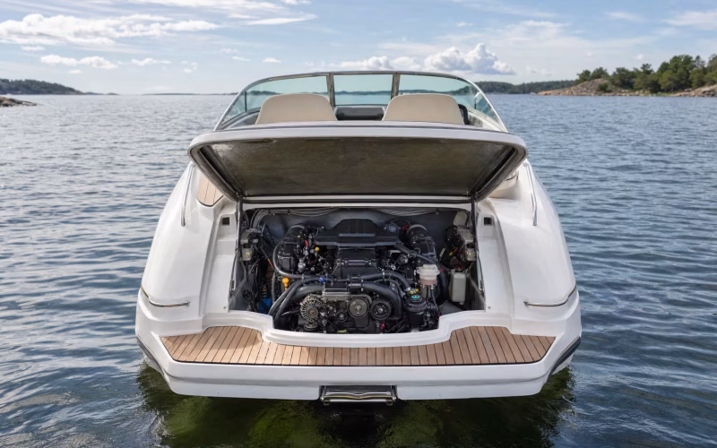 Marine-Dieselmotor im offenen Motorraum eines Bootes mit Schläuchen und Riemen