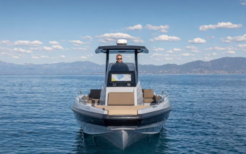 Moderner Kartenplotter am Steuerstand eines Motorboots zeigt Seekarte mit AIS-Zielen