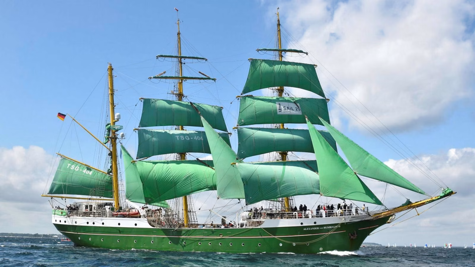 Großsegler mit grünen Segeln bei der Windjammerparade der Kieler Woche auf der Kieler Förde