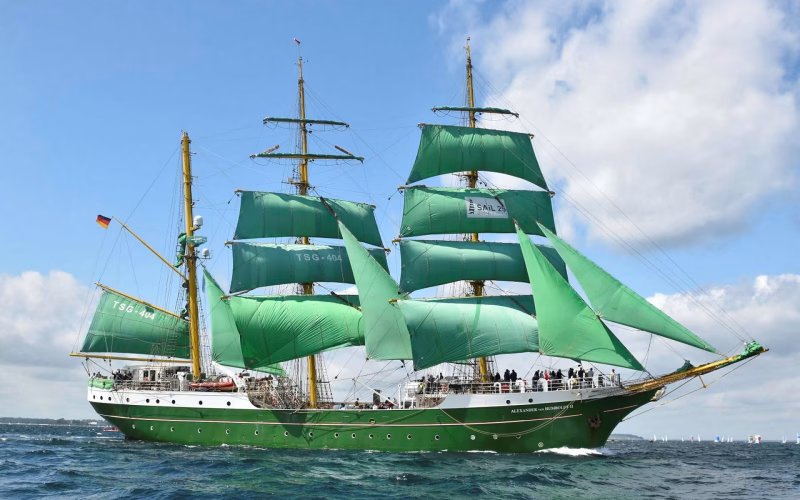Großsegler mit grünen Segeln bei der Windjammerparade der Kieler Woche auf der Kieler Förde