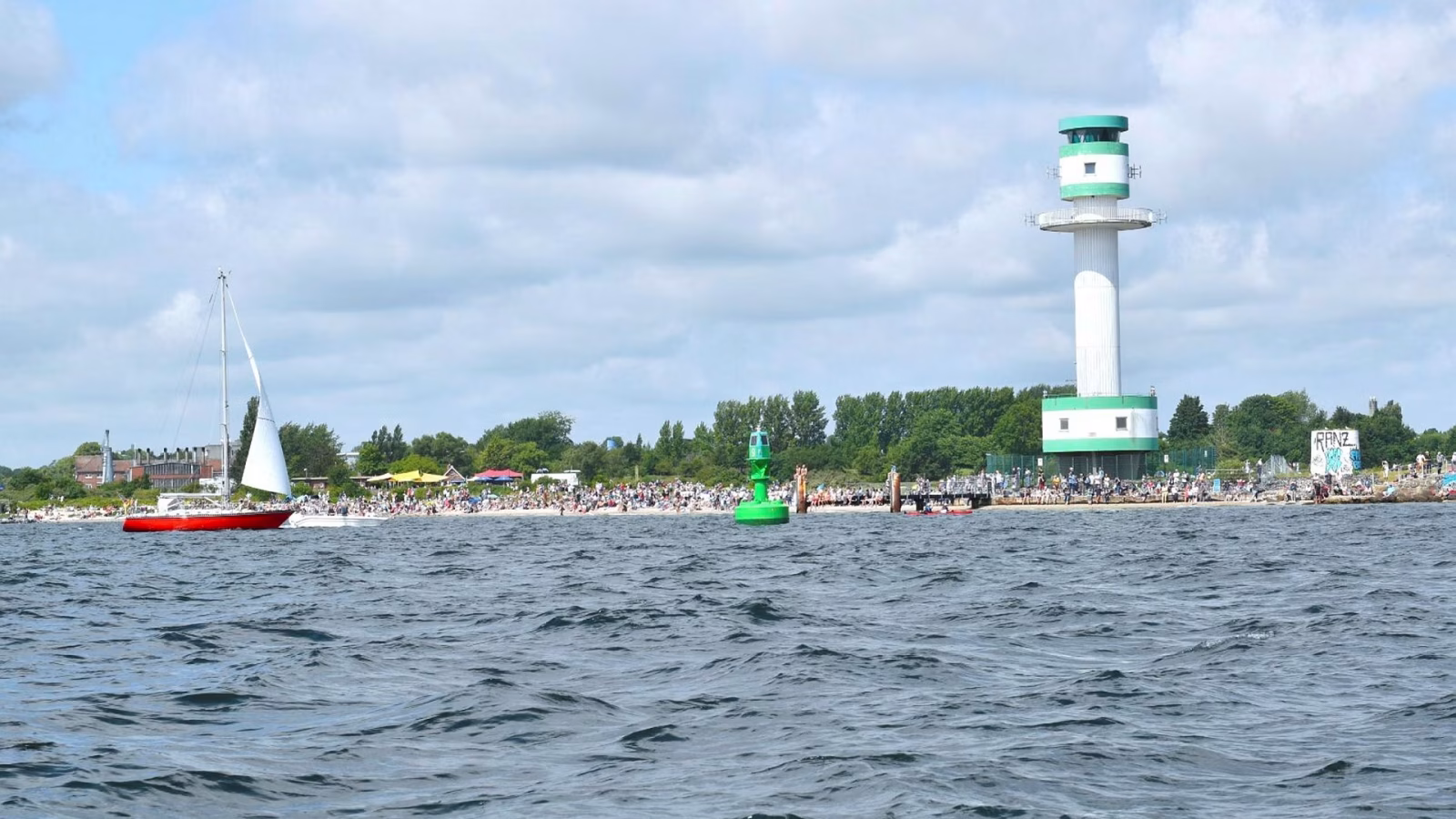 Segelboot vor dem Leuchtturm Friedrichsort an der Kieler Förde während der Kieler Woche