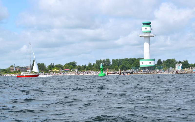 Segelboot vor dem Leuchtturm Friedrichsort an der Kieler Förde während der Kieler Woche