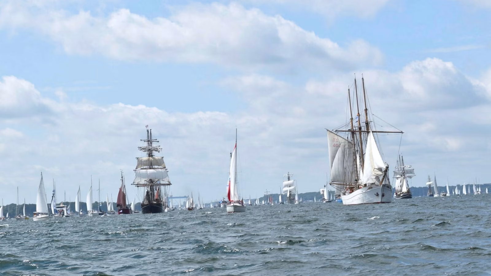 Hunderte Segelschiffe bei der Windjammerparade der Kieler Woche auf der Kieler Förde