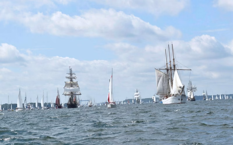 Hunderte Segelschiffe bei der Windjammerparade der Kieler Woche auf der Kieler Förde
