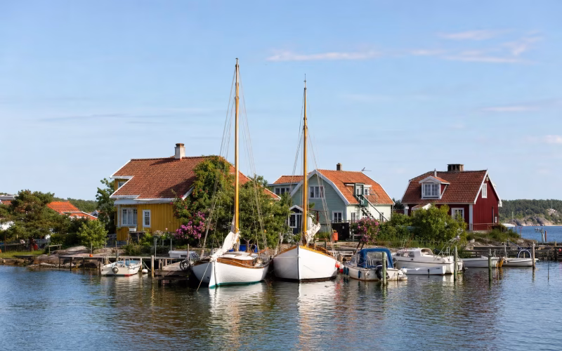 Kleiner dänischer Inselhafen mit Segelbooten und bunten Häusern