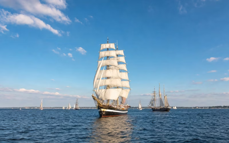 Dreimastiger Großsegler unter vollen Segeln bei der Hanse Sail vor Rostock-Warnemünde, weitere Traditionssegler im Hintergrund