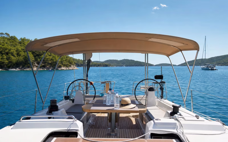 Schattiges Cockpit einer Segelyacht mit Bimini an einem heißen Sommertag