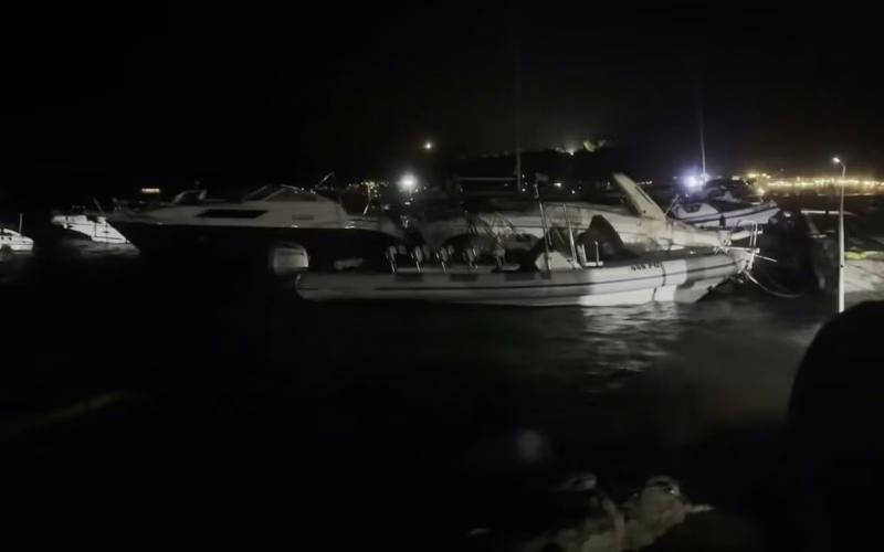 Boote in aufgewühltem Hafenwasser bei Nacht während des Meteotsunami in Šimuni auf der Insel Pag