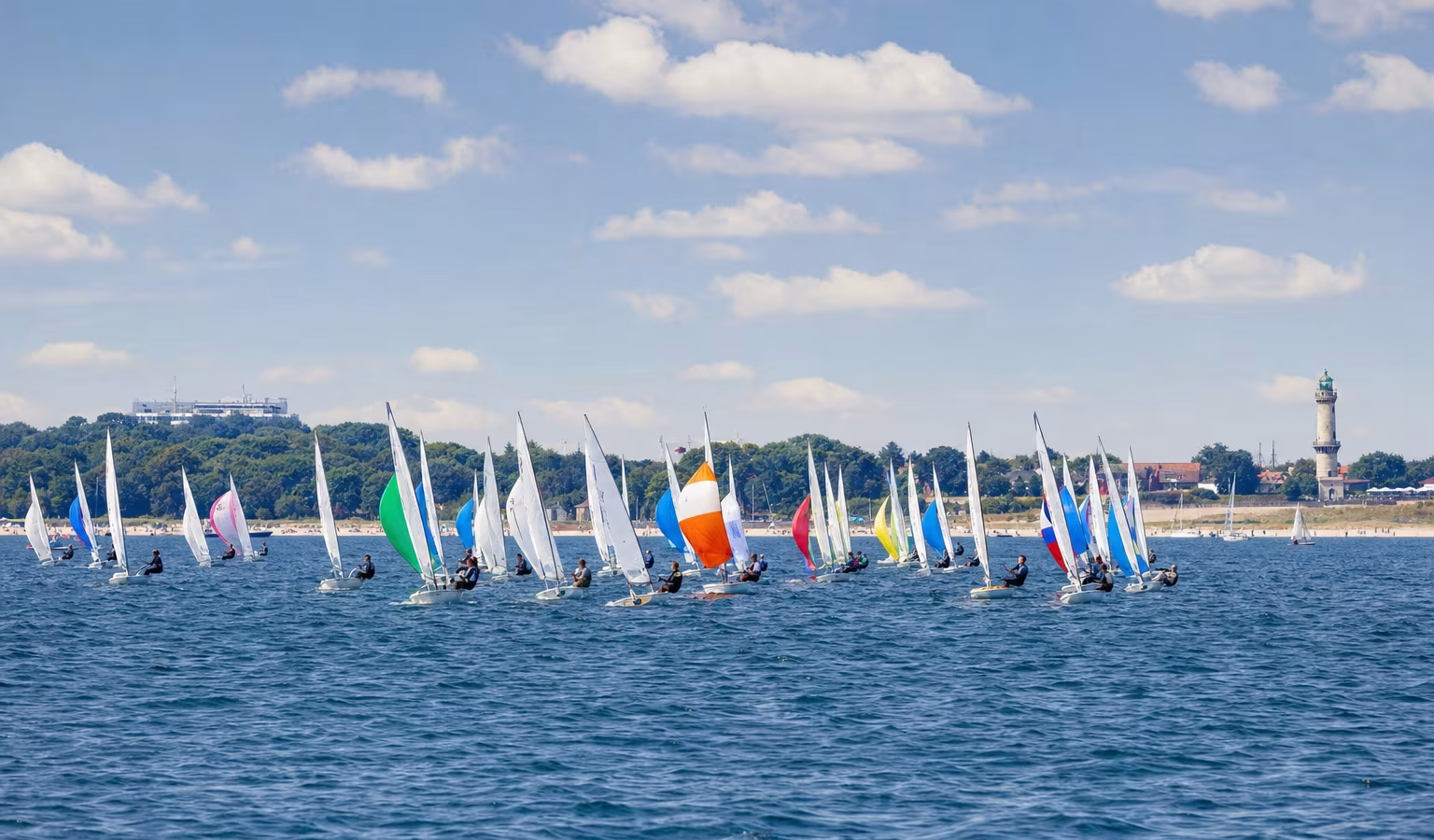 Jollen-Regattafeld unter Segeln auf der Ostsee vor der Küste