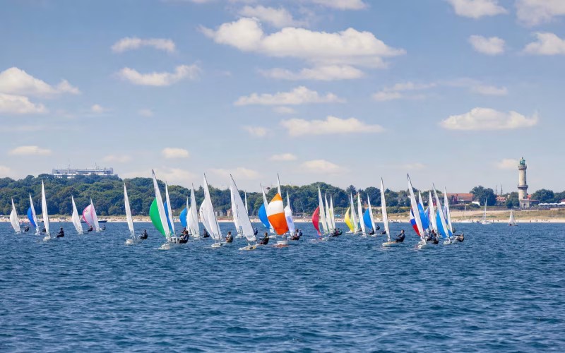 Jollen-Regattafeld unter Segeln auf der Ostsee vor der Küste