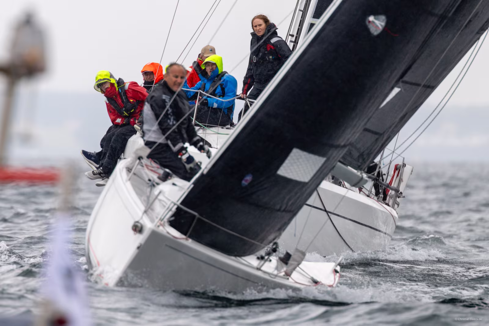 Feld der Seesegler mit Spinnakern auf der Lübecker Bucht bei der Travemünder Woche 2026
